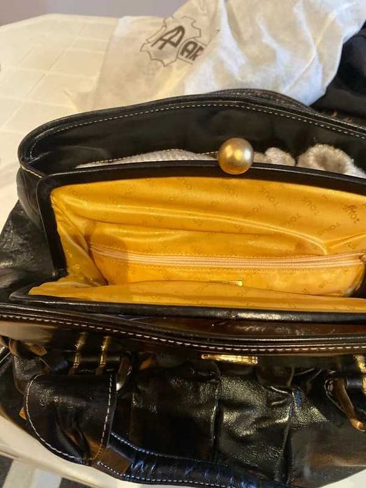 Bolsa tous preta em pele