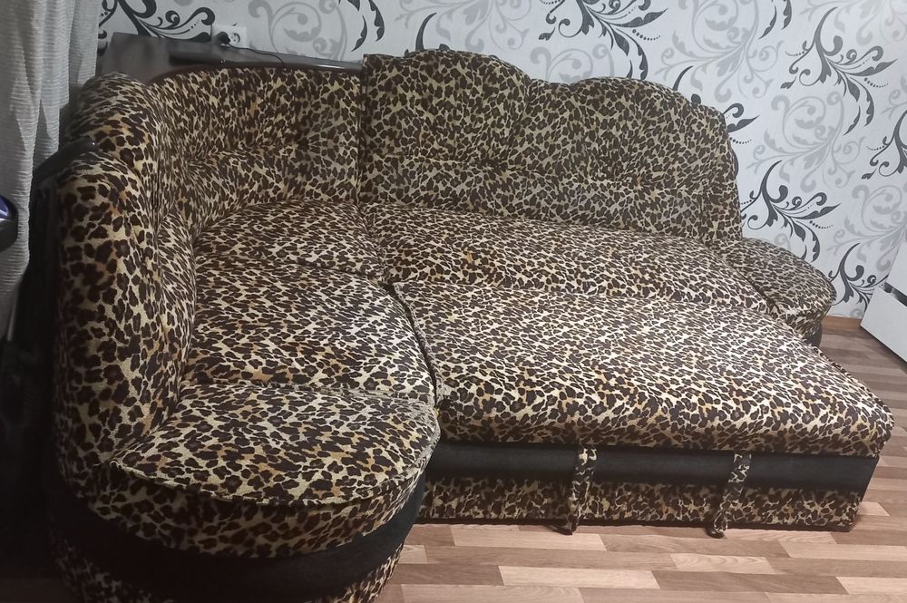 Продам кутовий  диван,ПіД РЕСТАВРАЦІЮ!ДАМАНСКИЙ!