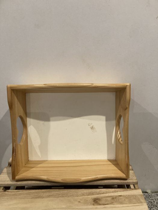 Drewniana tacka ze skrzatem