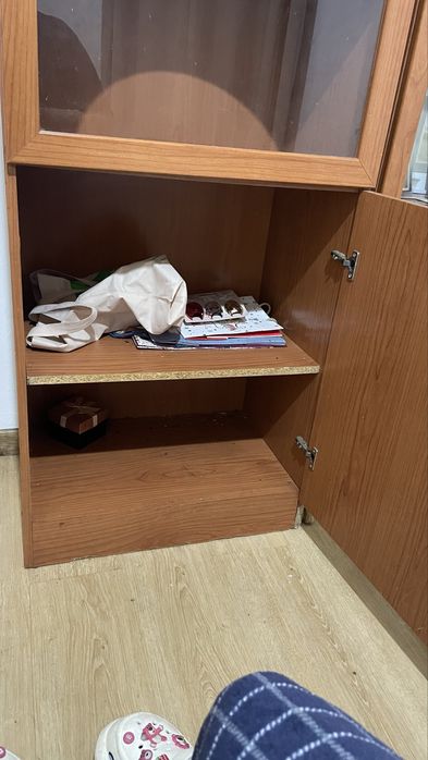 Móvel  com duas portas e preteleiras