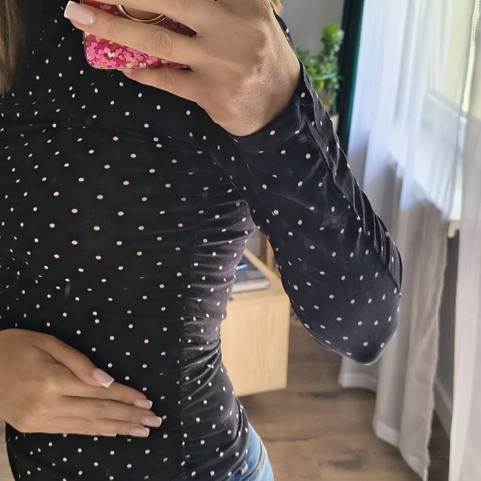Czarna bluzka w kropeczki marszczenia Sinsay