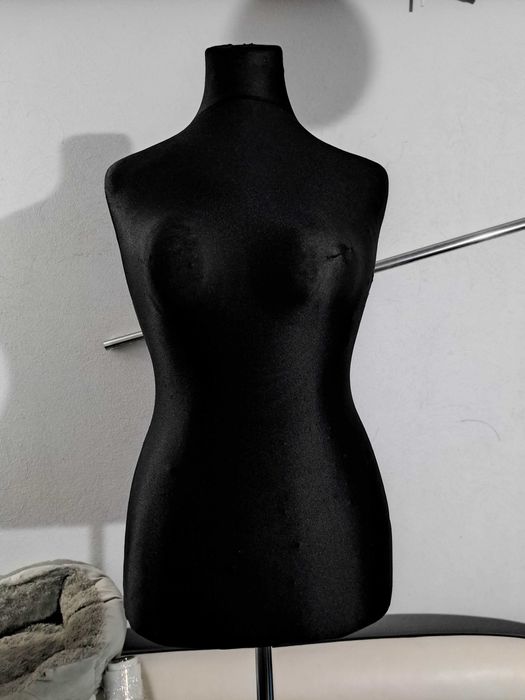 Manekin Damski  XL na nóżce styropian w materiałowym pokrowcu