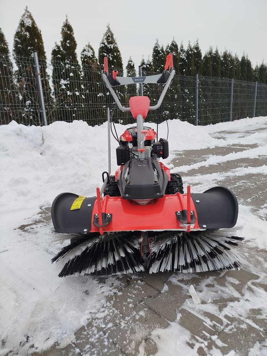 Wynajem zamiatarki spalinowej idealna do śniegu, kostki itp.