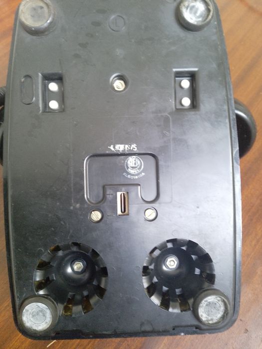 Telefone antigo de coleção Preto. (data - 4 Novembro 1975)