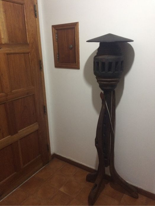 Candeeiro rústico de pé alto