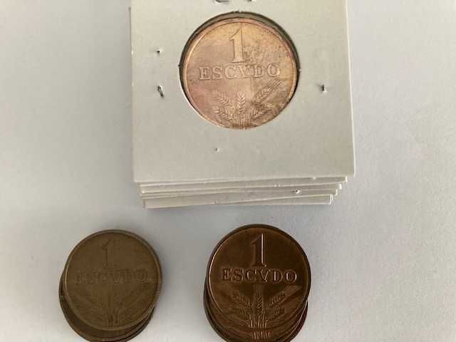 Lote de 46 moedas de Portugal, de 1 escudo, em bronze (de 1969 a 1979)