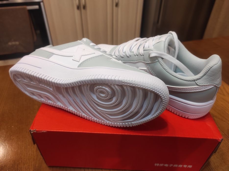 Продам класні кросівки Xtep