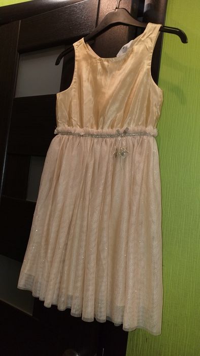 Продам фирменное платье HgM надевочку на рост 140.