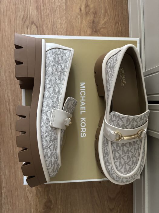 Mokasyny damskie na podwyzszonej podeszwie Michael Kors jasny kremowy monogram vanillia 36