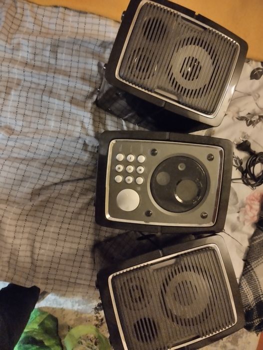 Музичний центр Філіпс .має в собі програвач дисків та касет.