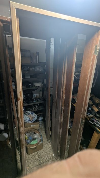 Aros em madeira maciça com portas e ferragens