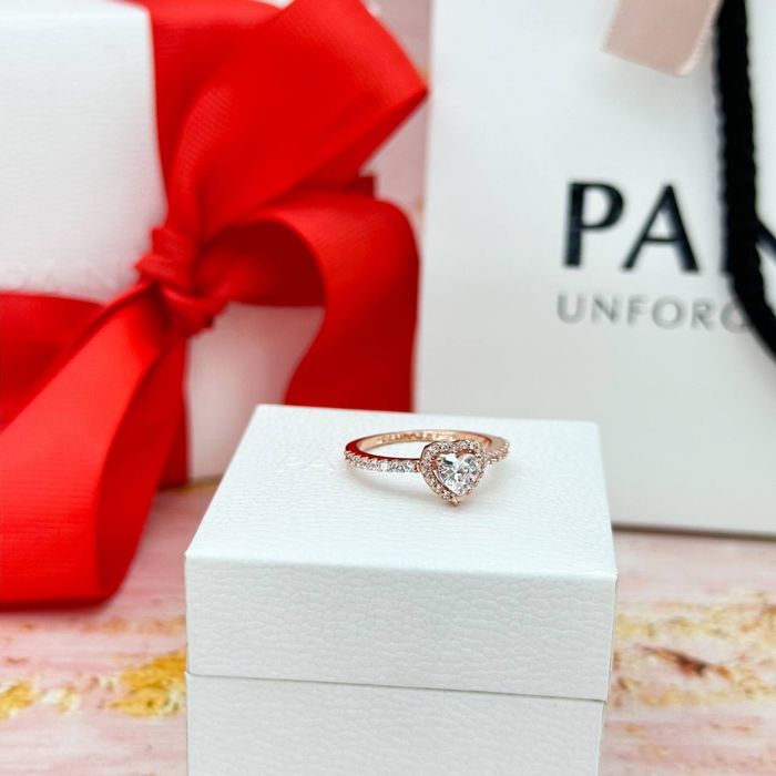 Срібна каблучка "Блискуче прозоре серце" Pandora (Пандора) 188421C02