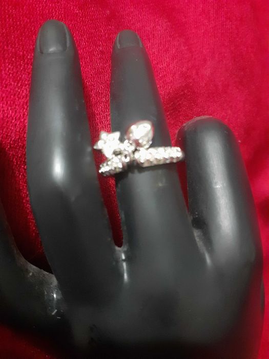 Anel Swarovski com estojo