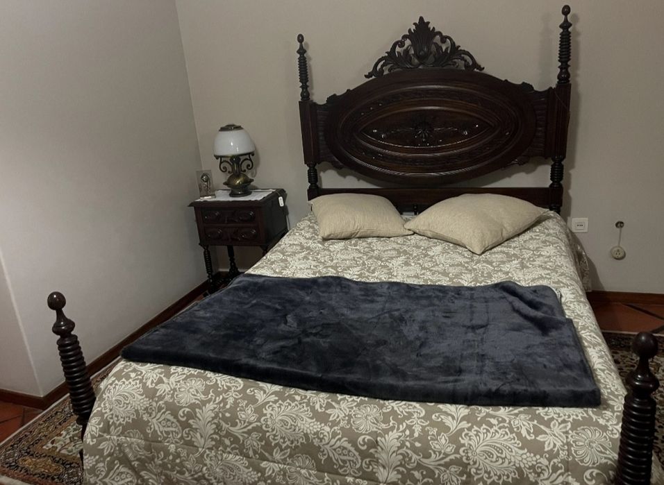 Cama em madeira maciça trabalhada