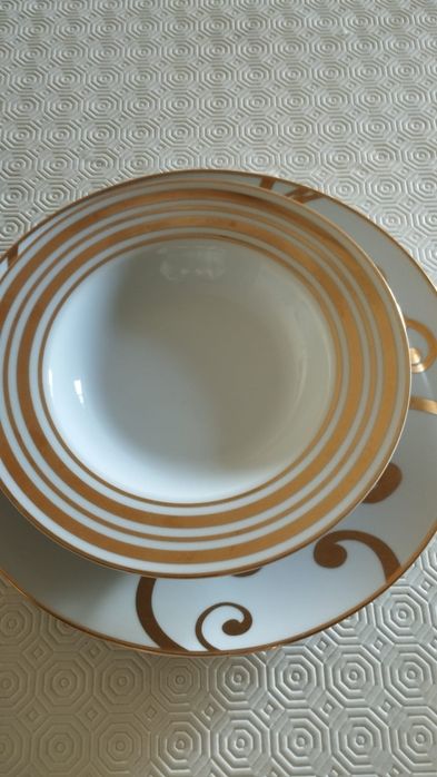 Serviço de jantar da Zara Home composto por 12 pratos rasos, 12 sopa,