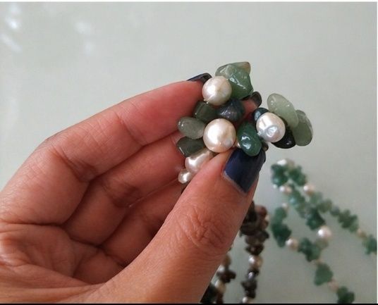 Conjunto dois colares com pérolas e pedras naturais