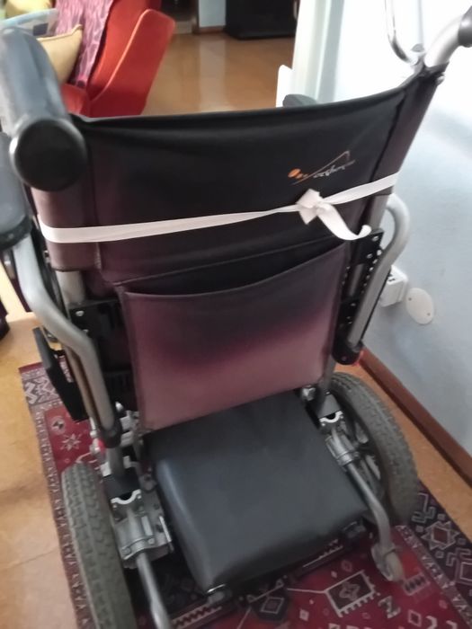 Cadeira de rodas eléctrica com motor