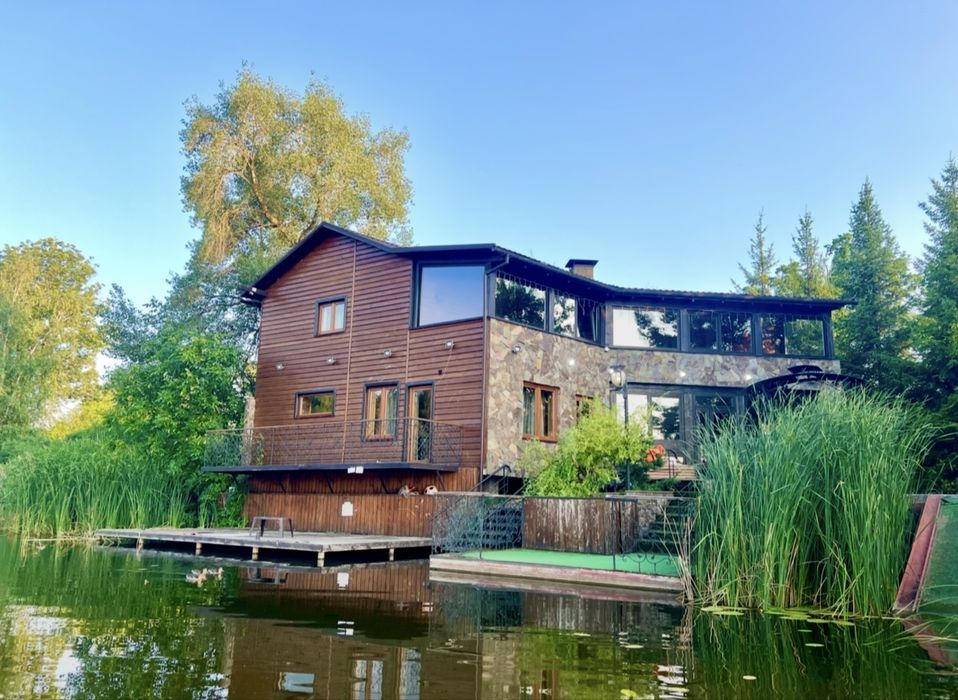 Будинок біля річки