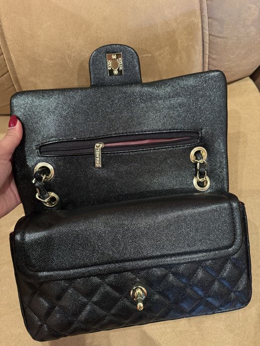 Mala preta com dourado