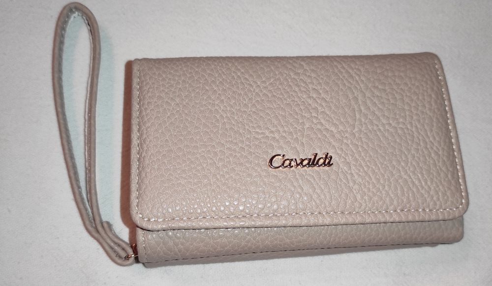 Zgrabny beżowy portfel