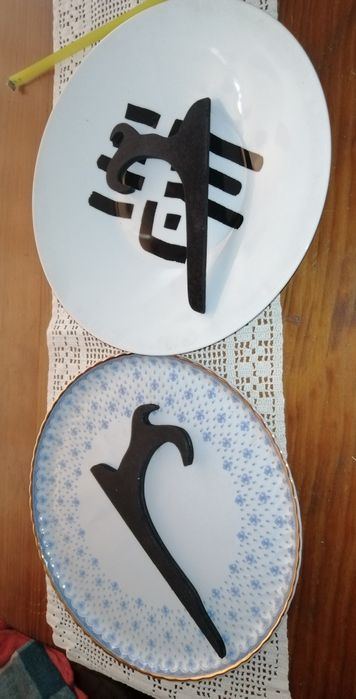 Talheres madeira e pratos para bolos