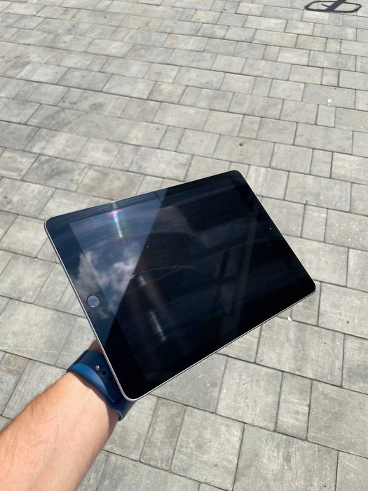 Apple iPad 6th Gen A1893 — 32GB, Retina 9.7"