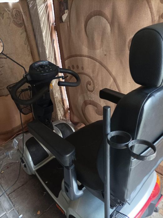 Skuter elektyczny czterokołowy