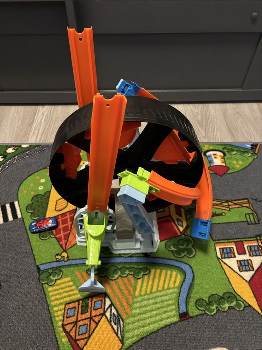 Hot Wheels Spinwheel Challenge Play Set for 5 Year Olds And Up