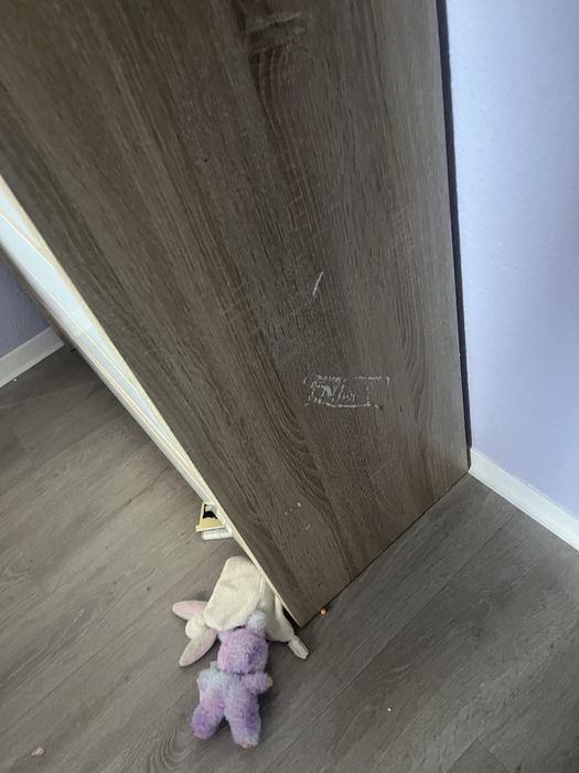 Komoda bleck red white