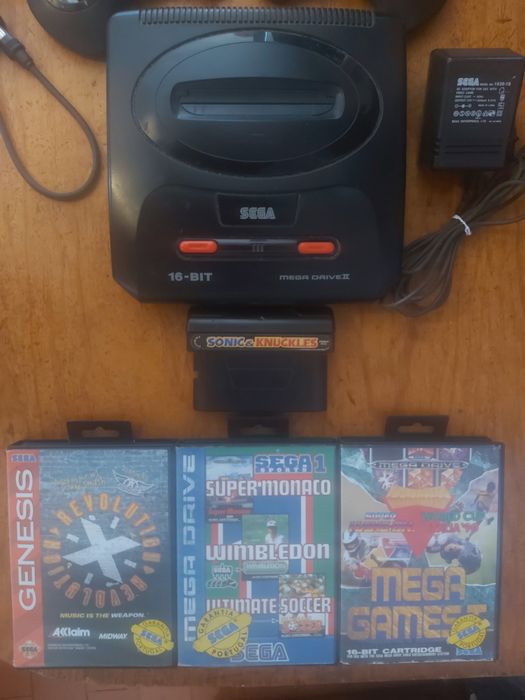 Mega drive ll com jogos e 2 comandos originais.