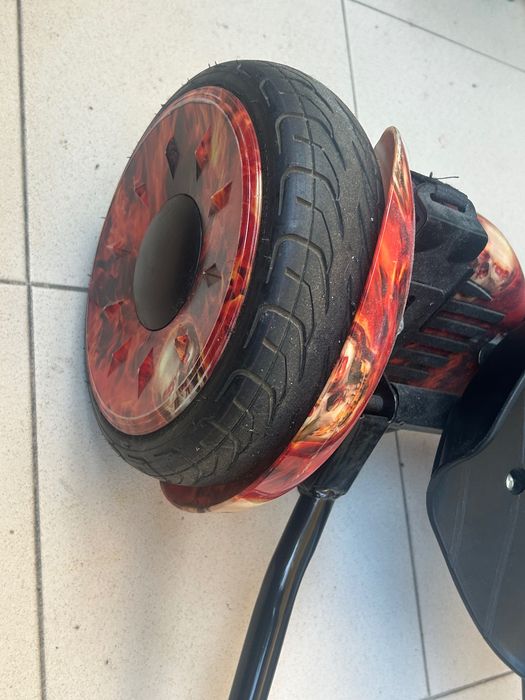 Hoverboard com cadeira muito pouco uso.