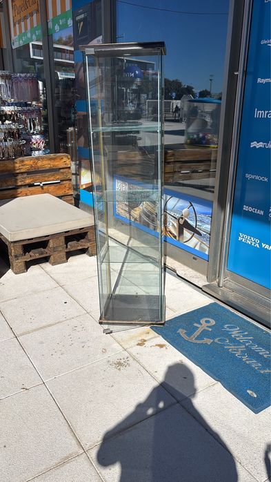 Vitrine IKEA (base preta)