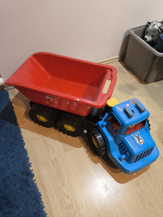 Duża ciężarowka z przyczepa