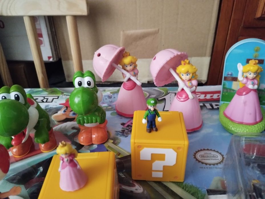 Super Mario: Figurki, tor wyścigowy plus przewodnik po grze