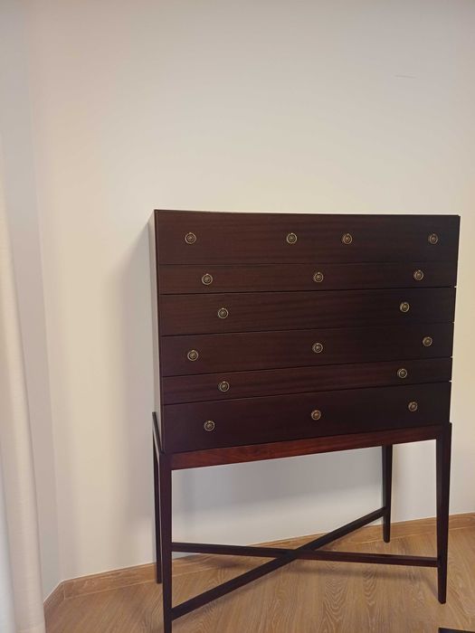 Móvel contador em mogno