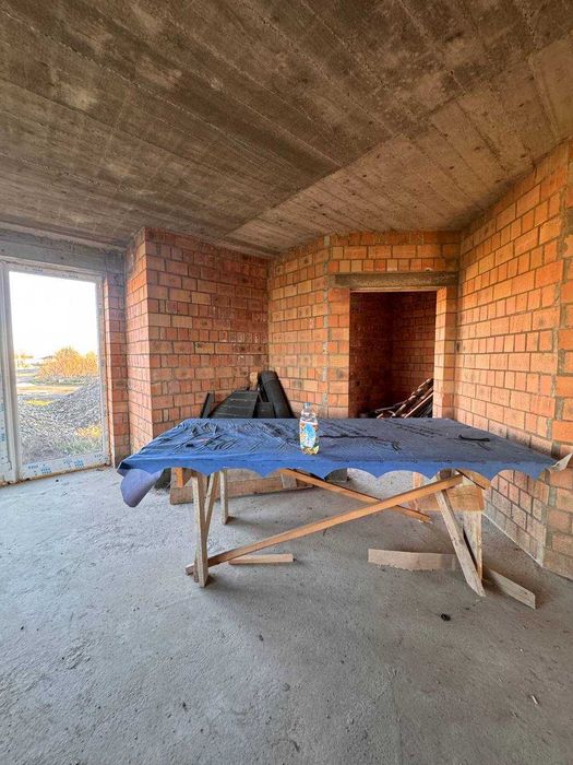 Продається новозбудований будинок в Остриці