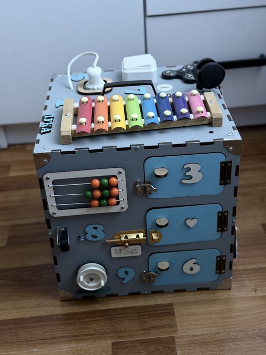 Бізікуб  розвиваюча іграшка