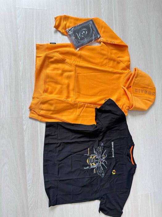 Два худі + дві футболки. Нові.