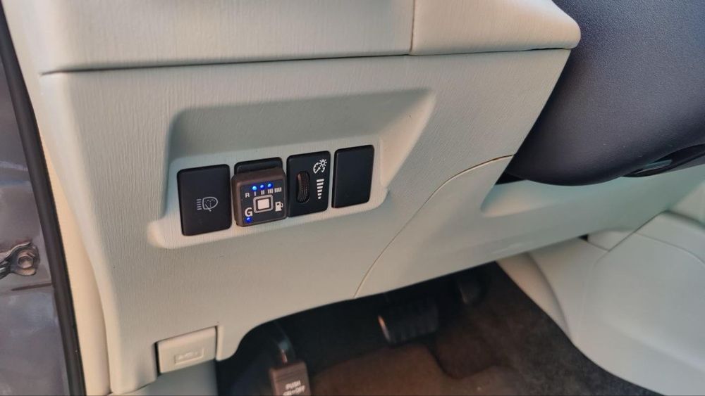 Продам Тoyota prius v 2014, 1,8 phev , газ