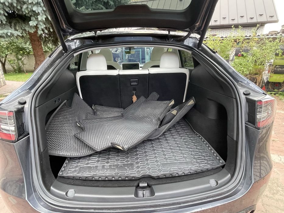 Автомобіль Tesla model y