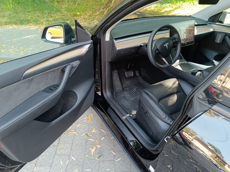 Tesla Y 2023 ПРОДАМ
