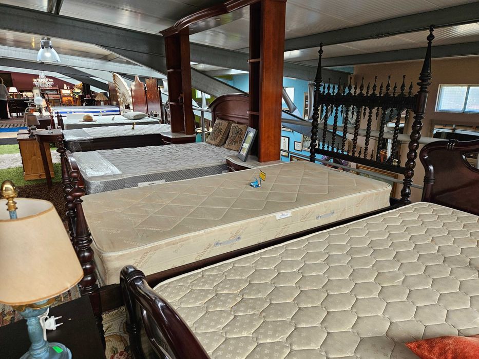 Cama antiga de solteiro em madeira com estrado e colchã