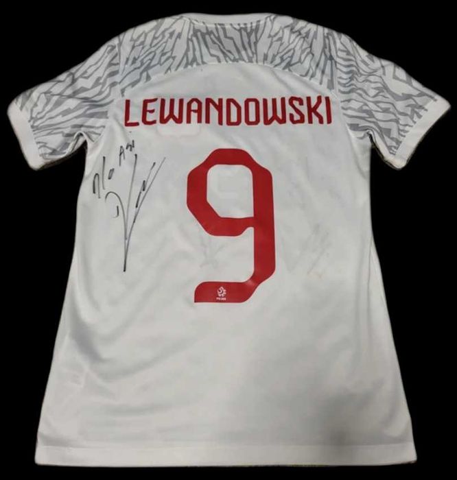Koszulka Reprezentacji Polski z autografami zawodników.