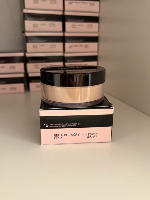 Puder jedwabisty odcień Medium Ivory