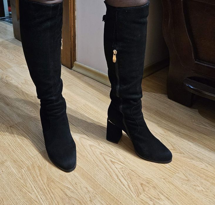 Продам жіночі замшеві чоботи 36р