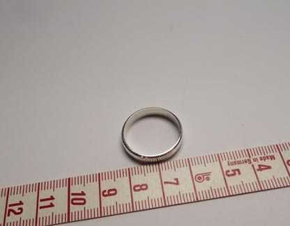 Srebrna prążkowana obrączka R.19. szerokość 4,5 mm.