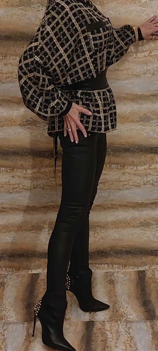 Bardzo efektowna insygnowana koszula z ozdobnym skórzanym pasem