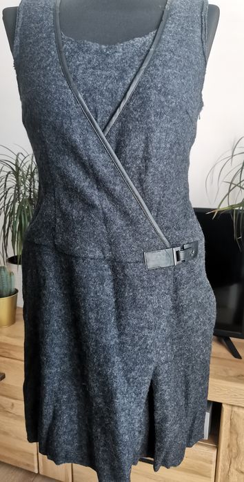 Krótka wełniana sukienka Promod