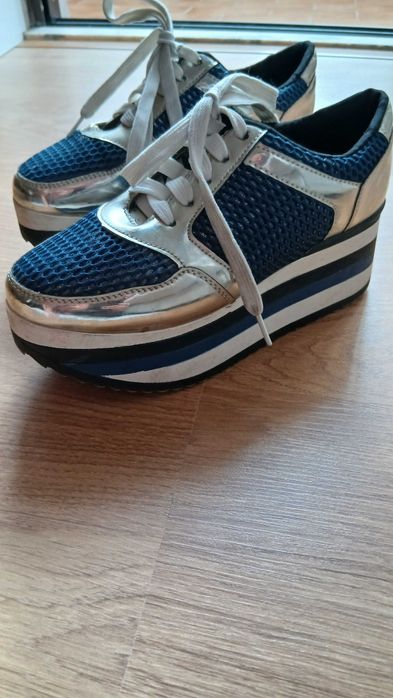 Sapatilhas azuis e prateadas