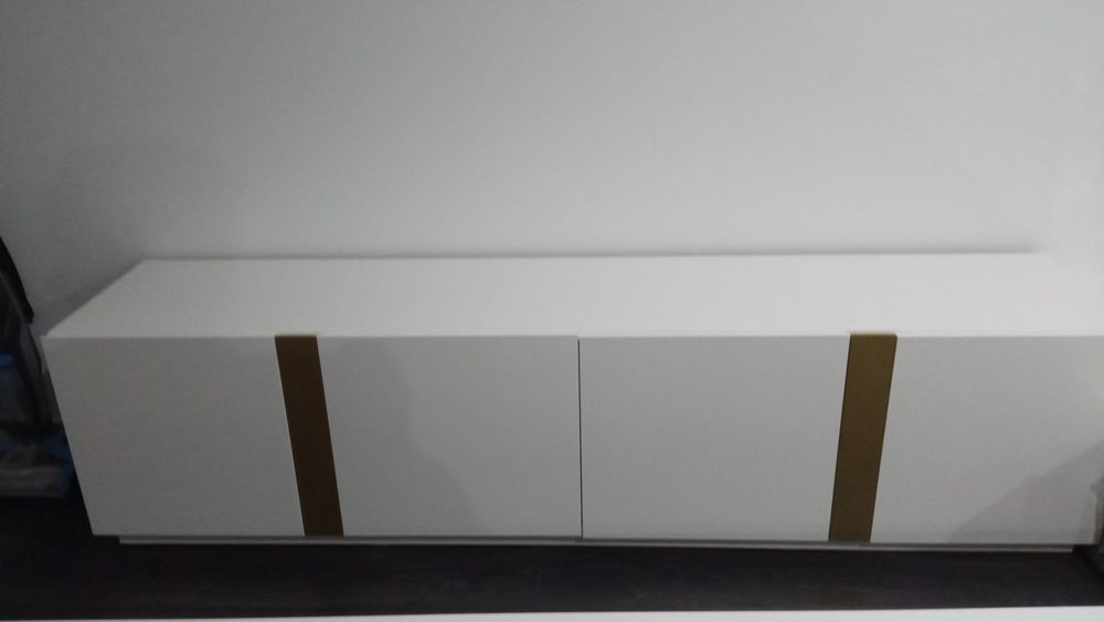 Móveis novos branco e dourado